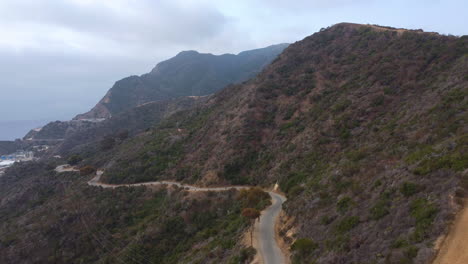 Vista-De-Drones-De-La-Sinuosa-Carretera-De-Wrigleys-En-La-Ladera-De-La-Isla-Catalina-En-Un-Día-Nublado,-Incline-Hacia-Abajo