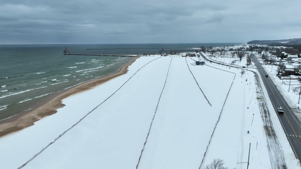 panorámica hacia el lago desde por encima de la costa cubierta