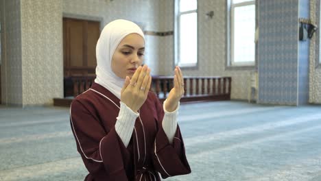 Hijab-Frau-In-Der-Moschee