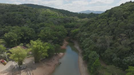 Turismo-A-Lo-Largo-De-Las-Costas-De-La-Presa-Hatillo-Y-Embalse-Natural-En-República-Dominicana