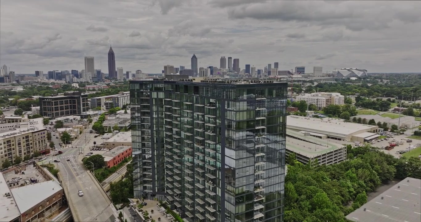 Ripresa aerea v862 di Atlanta, Georgia, sorvolo di Howell Mill Road, English Avenue e Home Park, viste panoramiche di Midtown, Atlantic Station, Blandtown e dello skyline del centro - Ripresa con Mavic 3 Cine - Agosto 2022
