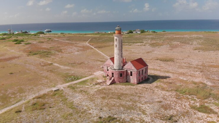 Sentieri attraversano il corallo brullo fino al faro di Klein Curaçao, con il fragore delle onde in lontananza