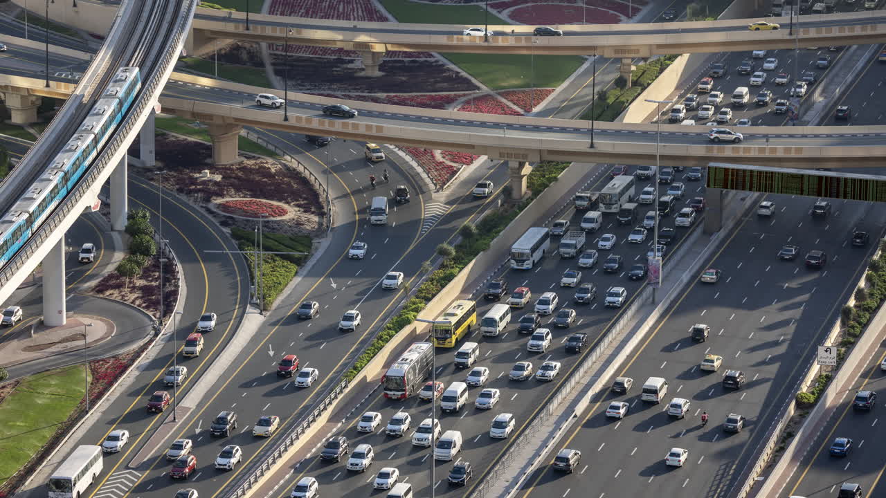 Yoğun Trafik ve Metro Treniyle Çok Katlı Otoyol Kavşağı