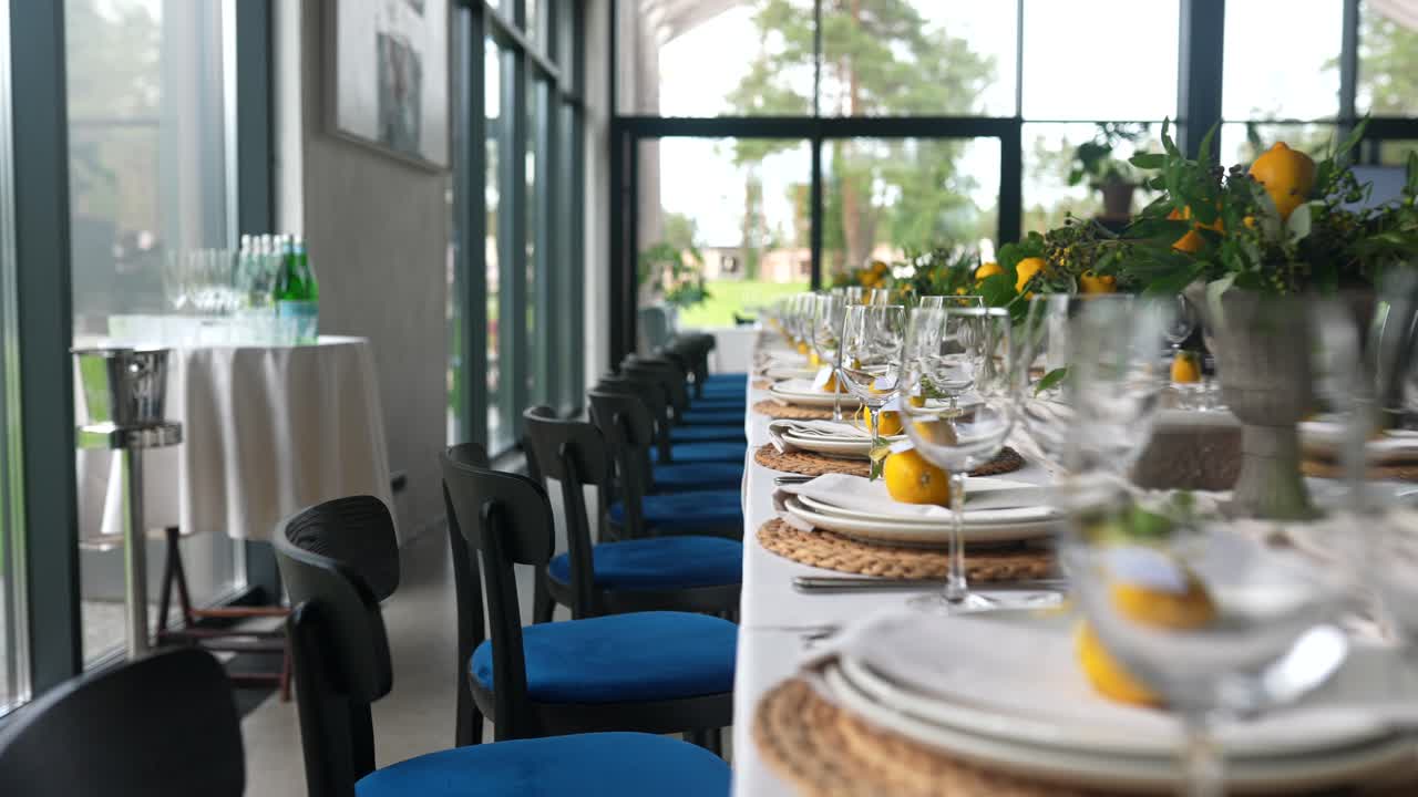 elegante decoración de mesa con decoración de limón