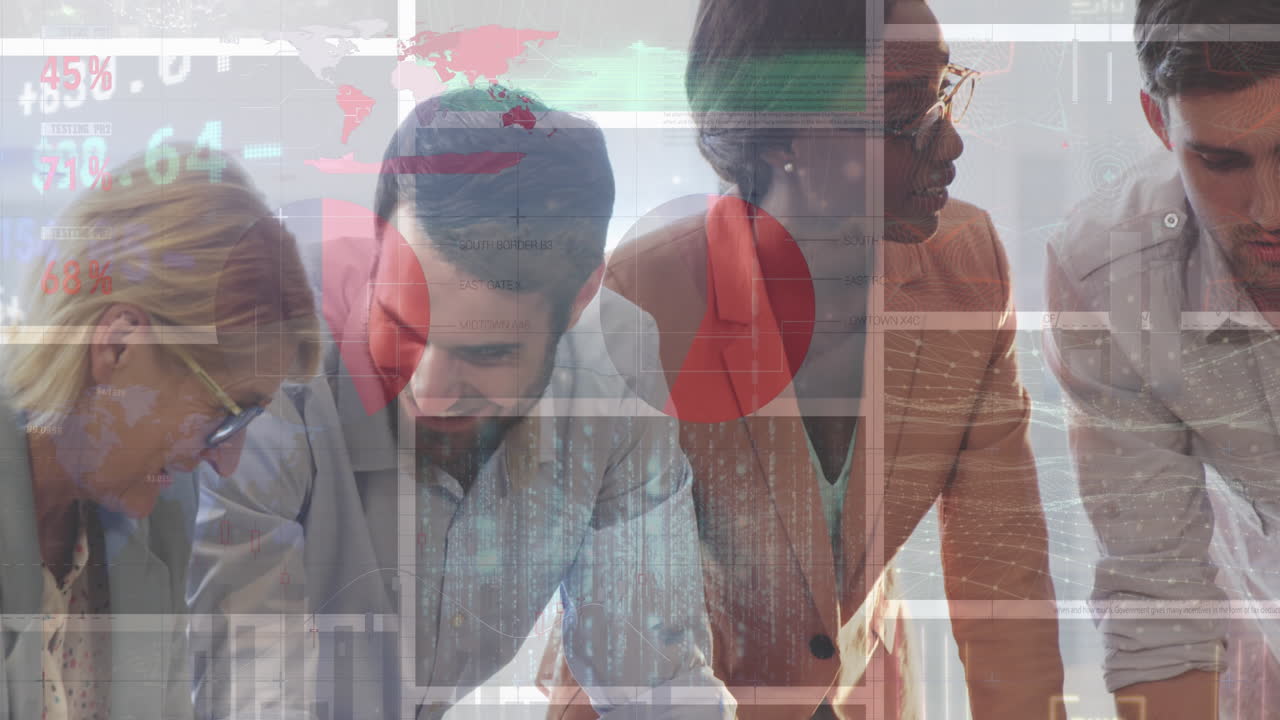 animación del procesamiento de datos financieros sobre diversas personas de negocios que trabajan en la oficina