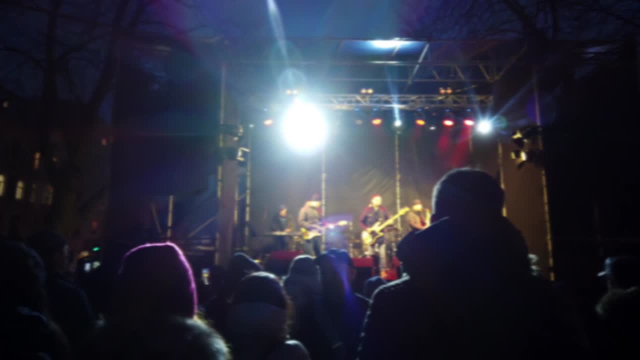 Filmagem do concerto no palco. Fora de foco