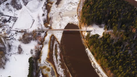 río atascado de hielo