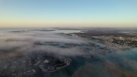 pocas nubes blandas sobre noosaville y el río noosa en el condado de noosa, queensland, australia