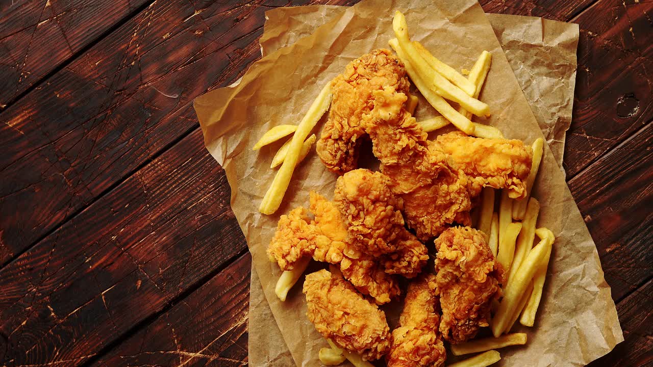 종이에 튀긴 고기와 감자