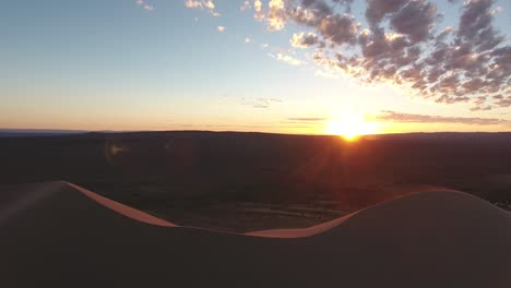 Drone-Aéreo-Disparado-En-El-Desierto-De-Gobi-Durante-El-Amanecer-Aleja-Las-Dunas-De-Arena