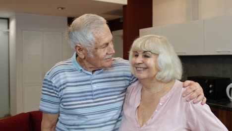 Pareja-De-Ancianos-Abrazándose,-Riendo,-Sonriendo-Mirando-La-Cámara-Durante-El-Bloqueo-Del-Coronavirus