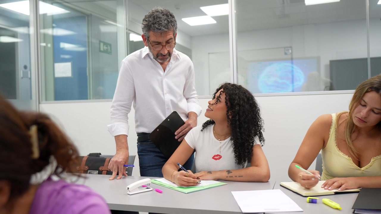 Professor(a) Observando Aluna Escrevendo em uma Sala de Aula Moderna
