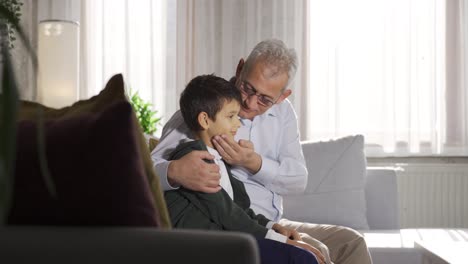 Der-Vater-Erzählt-Es-Seinem-Sohn-Und-Macht-Ihn-Emotional.