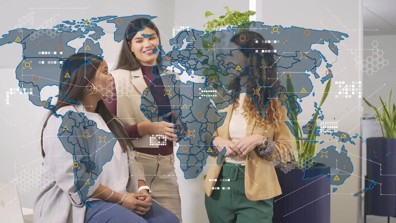 Mujer sentada iniciando una conversación de negocios, guiando al equipo mientras una superposición global animada añade marcadores de datos