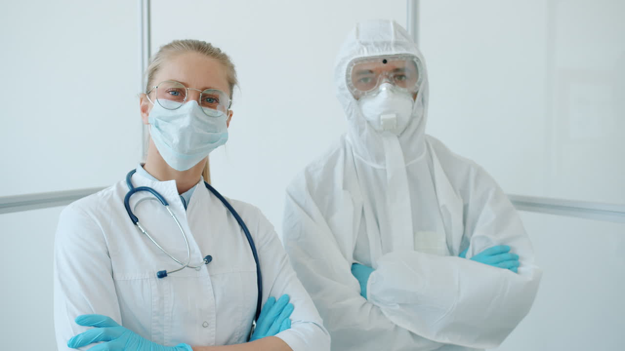 profissionais médicos com equipamento de protecção