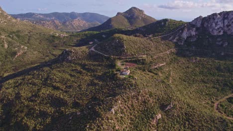 Plano-General-De-Una-Pequeña-Casa-Rodeada-De-Montañas-En-Mallorca,-Islas-Baleares,-Antena