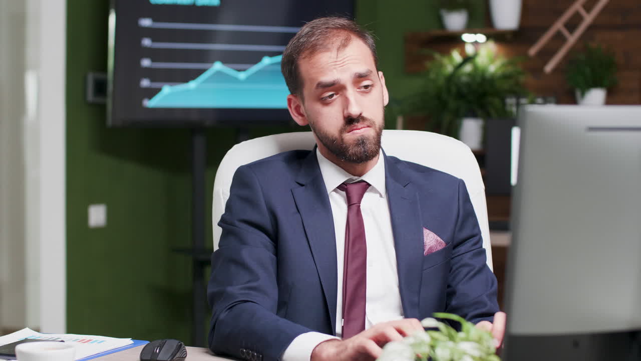 Ofiste Masasında Çalışan Endişeli İş Adamı