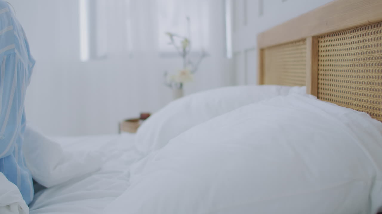 피곤한 소녀가 베개에 얼굴을 고 쓰러지며, 피곤한 여성이 침대에 쓰러지고, 여성이 침대에서 쓰러져 잠들게 된다.