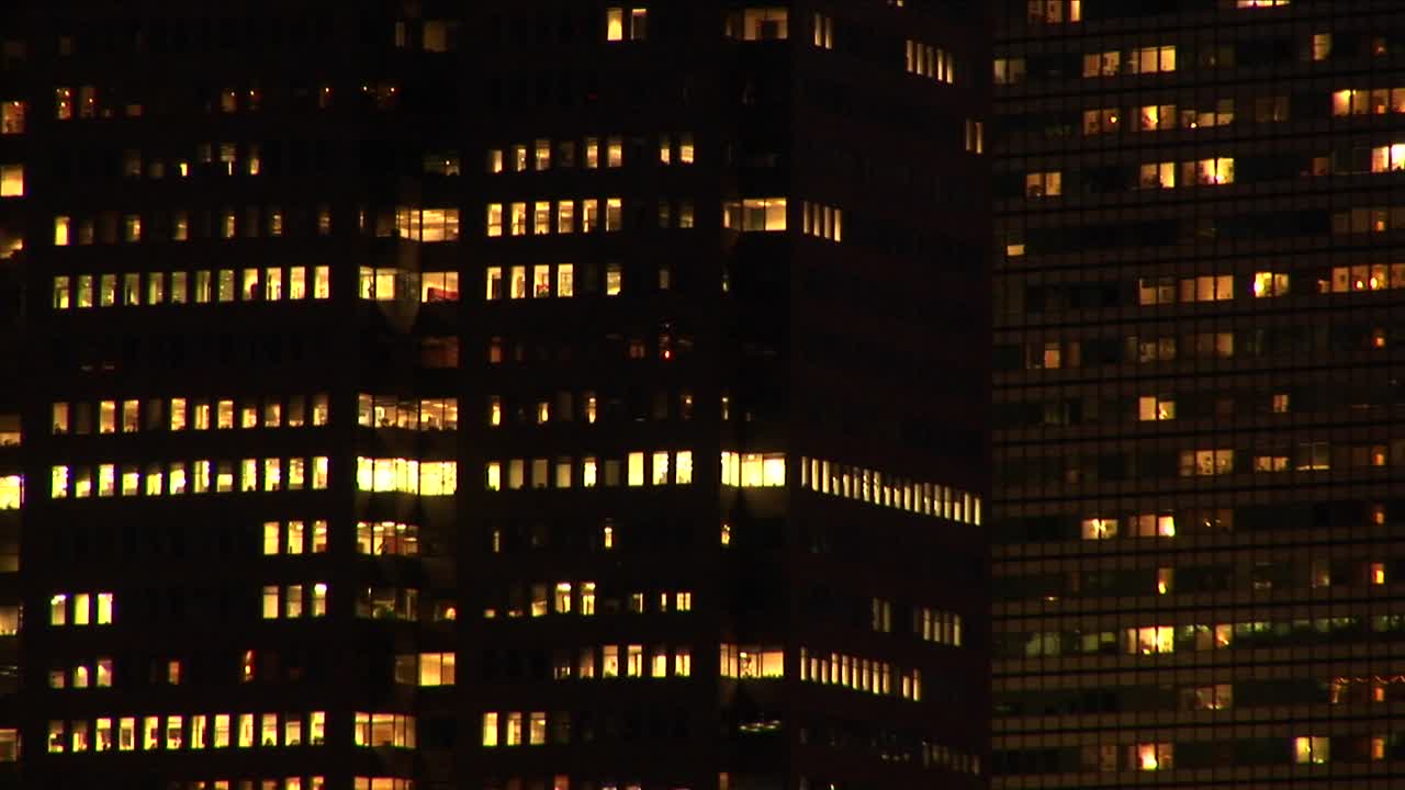 la cámara se acerca y se aleja del horizonte de nueva york y utiliza efectos especiales que reflejan el drama y la emoción de la escena urbana