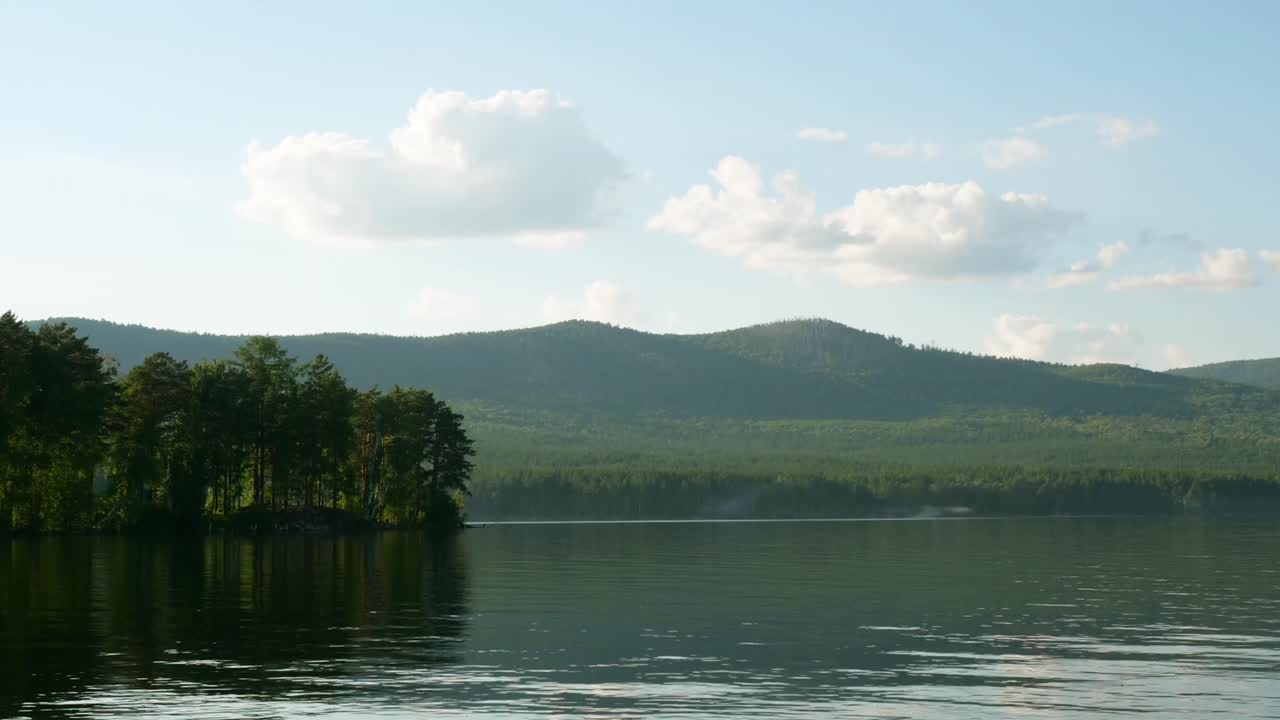 산과 구름으로 가득 찬 평온한 호수 풍경