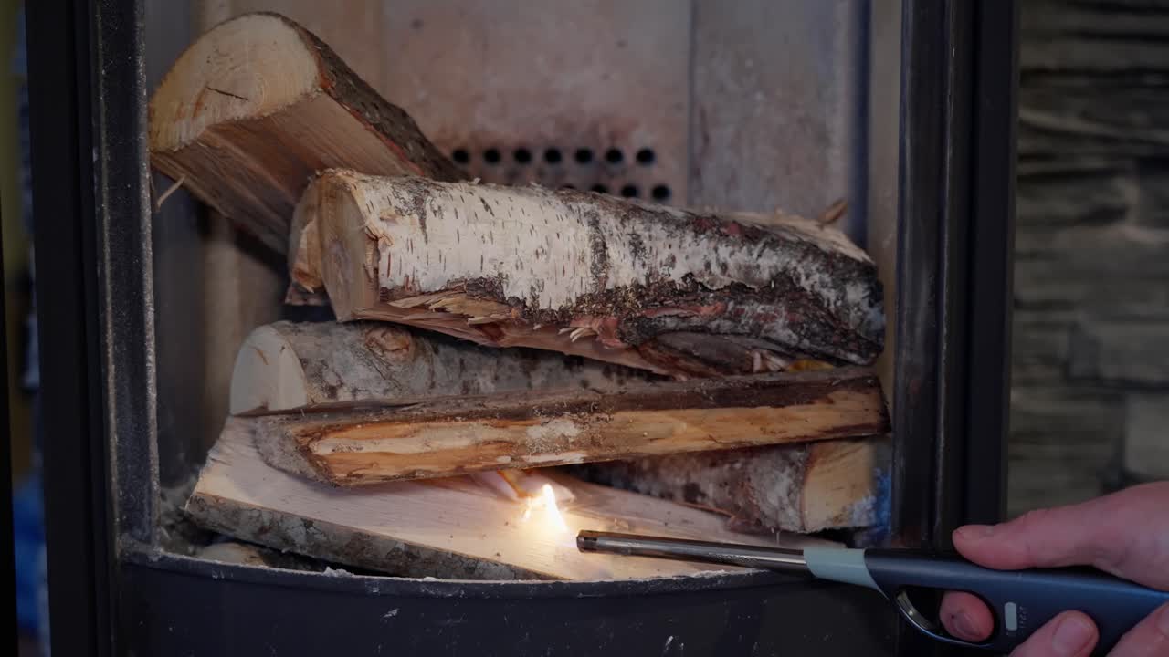 스토브에 있는 버드나무에 불을 붙이고, 불타기 시작합니다.