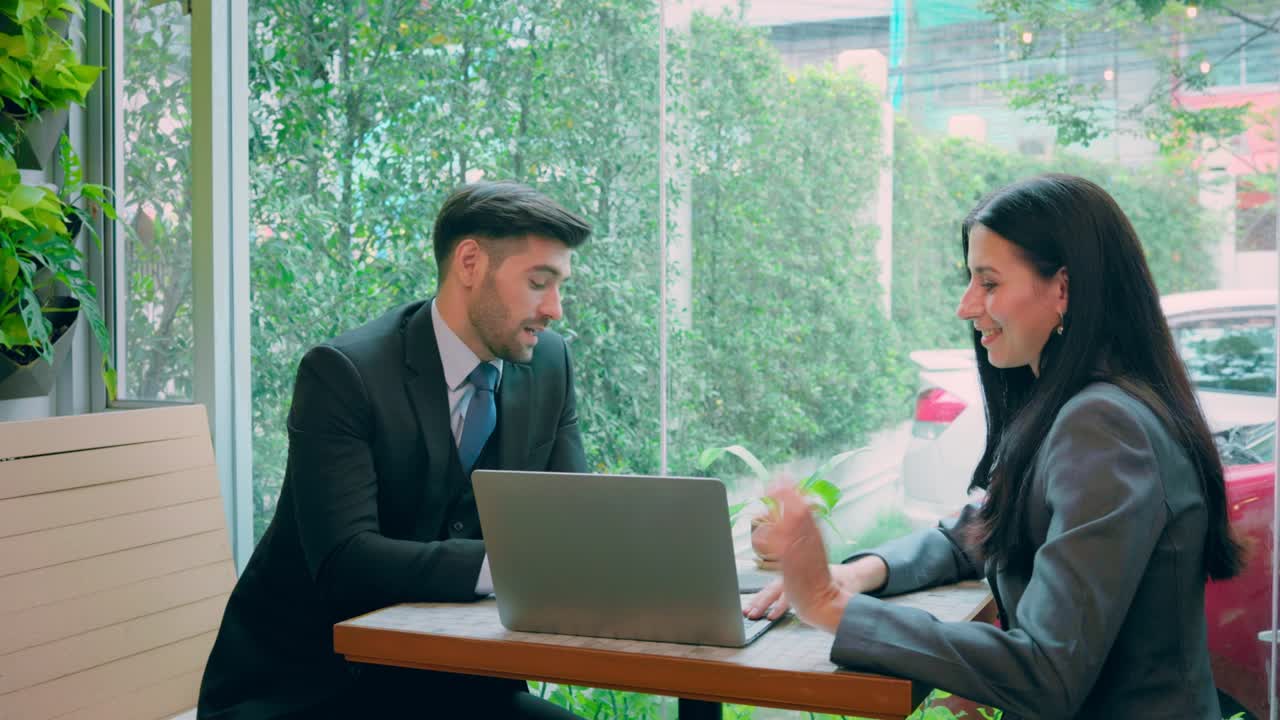 Caucasian woman meeting and Offers financial advice to investor