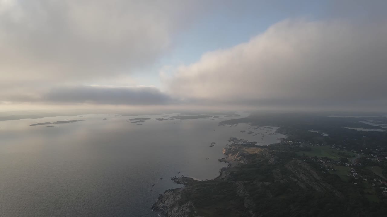 남부 노르웨이의 안개 낀 해안선. 드론 영상