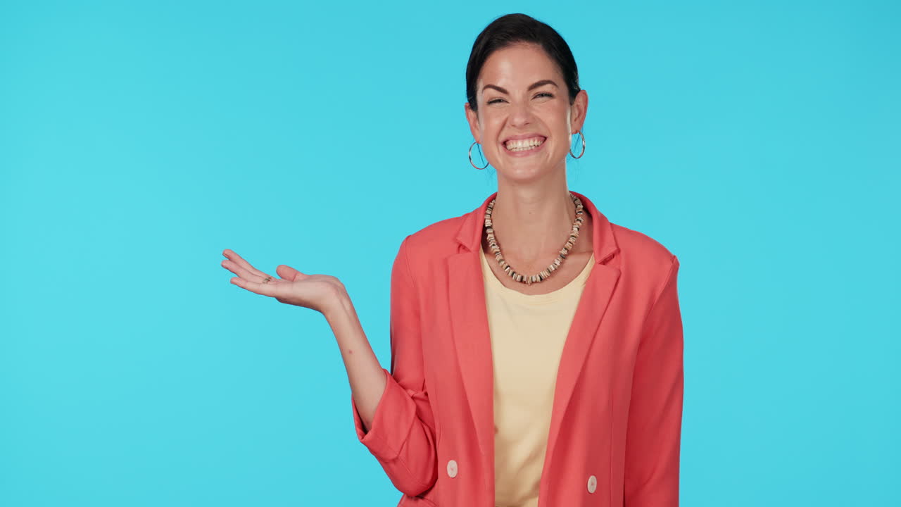 mujer de negocios, sonrisa y mano en la palma en el estudio