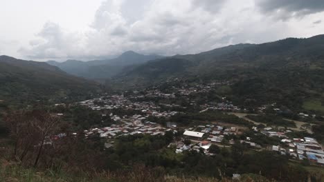 Luftdrohnen-Fliegen-über-Der-Stadt-Suárez,-Cauca,-Kolumbien,-Tropische-Andentallandschaft,-Stadt-Zwischen-Bergen,-Amazonasregion