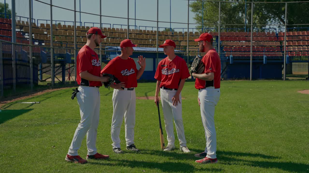 Riunione del team di baseball sul campo