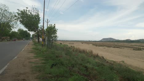 Langer-Abschnitt-Des-Trockenen-Wasserbetts-Des-Heiligen-Falgu-Flusses-Mit-Einem-Langen-Abschnitt-Von-Sanddünen-Entlang-Der-Stadtstraße,-Bodhgaya,-Bihar,-Indien