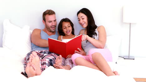 familia feliz leyendo el libro rojo