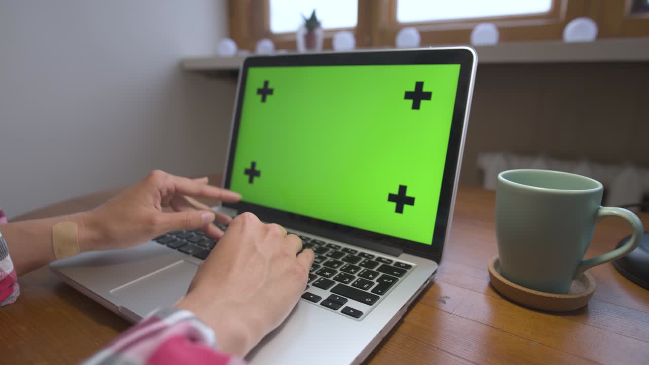 manos de mujer escribiendo y desplazándose en un trackpad en un ordenador portátil ordenador portátil de primer plano. puntos de seguimiento con un alfiler de perspectiva en ángulo. oficina en casa y trabajo remoto