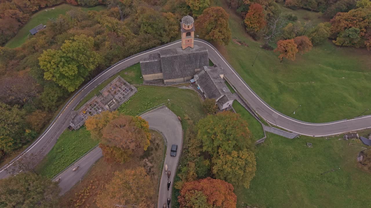 Mucche in movimento nella suggestiva Cerentino, Svizzera, riprese con drone.