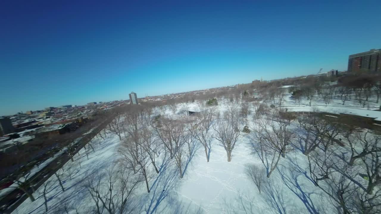 몬트리올의 겨울 동안 라 폰테인 공원을 탐험하는 fpv 드론