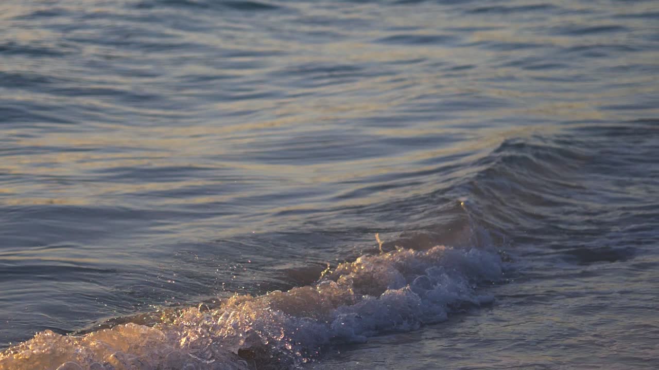 Onde mattutine sulla spiaggia