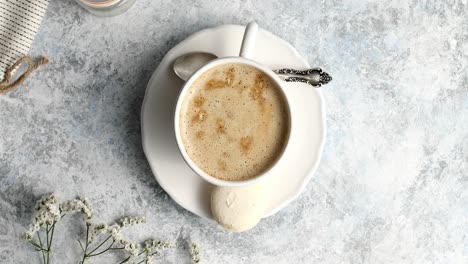 Draufsicht-Auf-Tasse-Mit-Kaffee