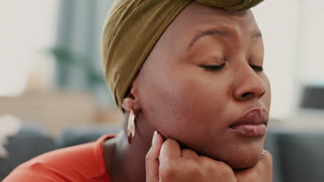 Mujer-Negra,-Cansada-Y-Triste-Pensando-En-El-Estrés-De-La-Vida