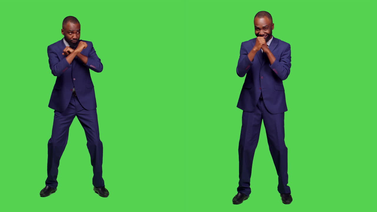 Homem de terno praticando boxe em frente a um green screen