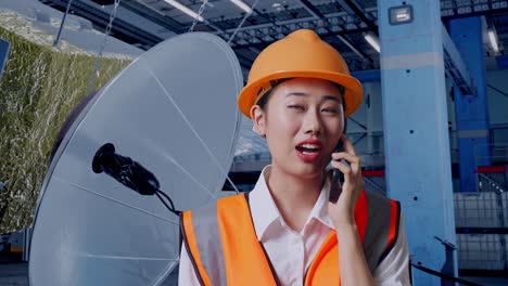 ingeniero hablando por teléfono en una fábrica