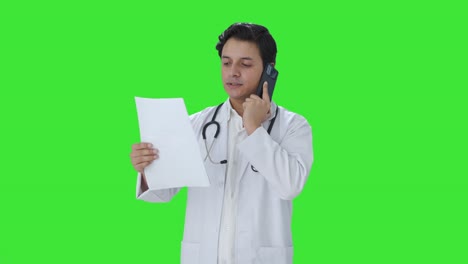 Médico-Indio-Explicando-El-Informe-Médico-De-Guardia-En-La-Pantalla-Verde.