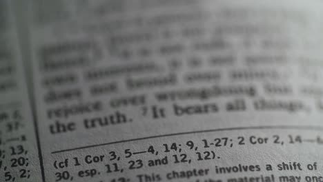 macro disparó un verso en una biblia