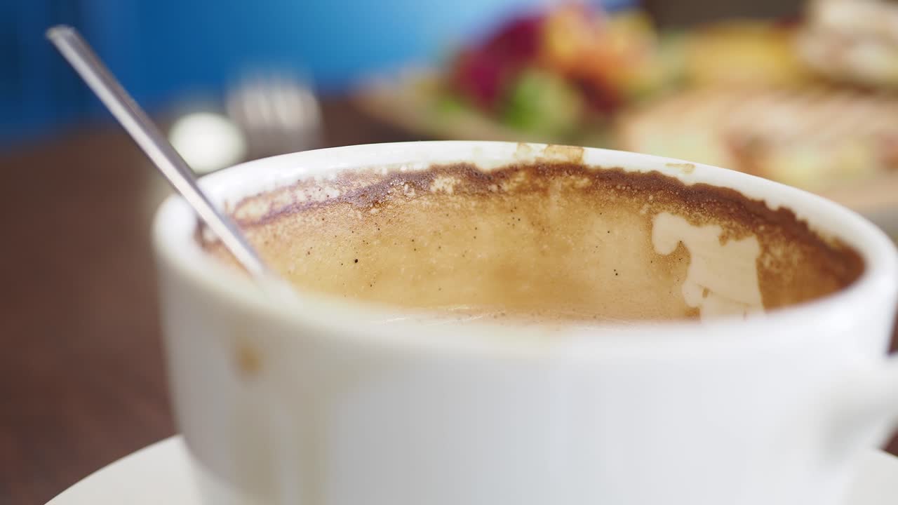 taza de café vacía en una mesa