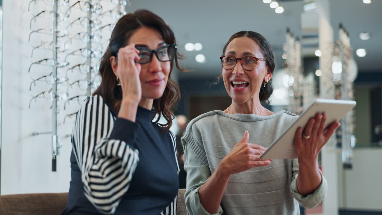frau lächelt einer anderen frau zu, während sie mit ihr in einer augenklinik spricht