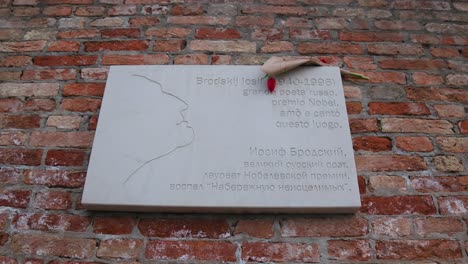 la placa de homenaje de joseph brodsky en venecia