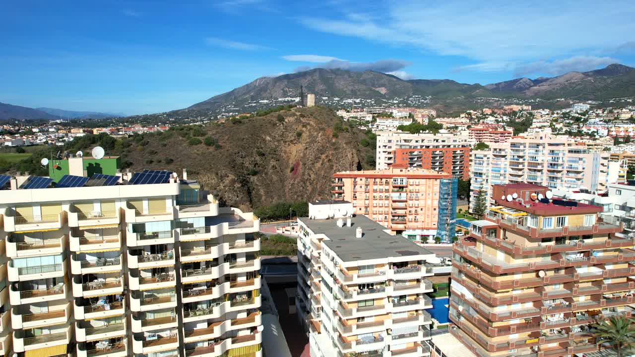 푸엔기롤라 언덕에 있는 높은 건물들 위의 아파트 호텔들