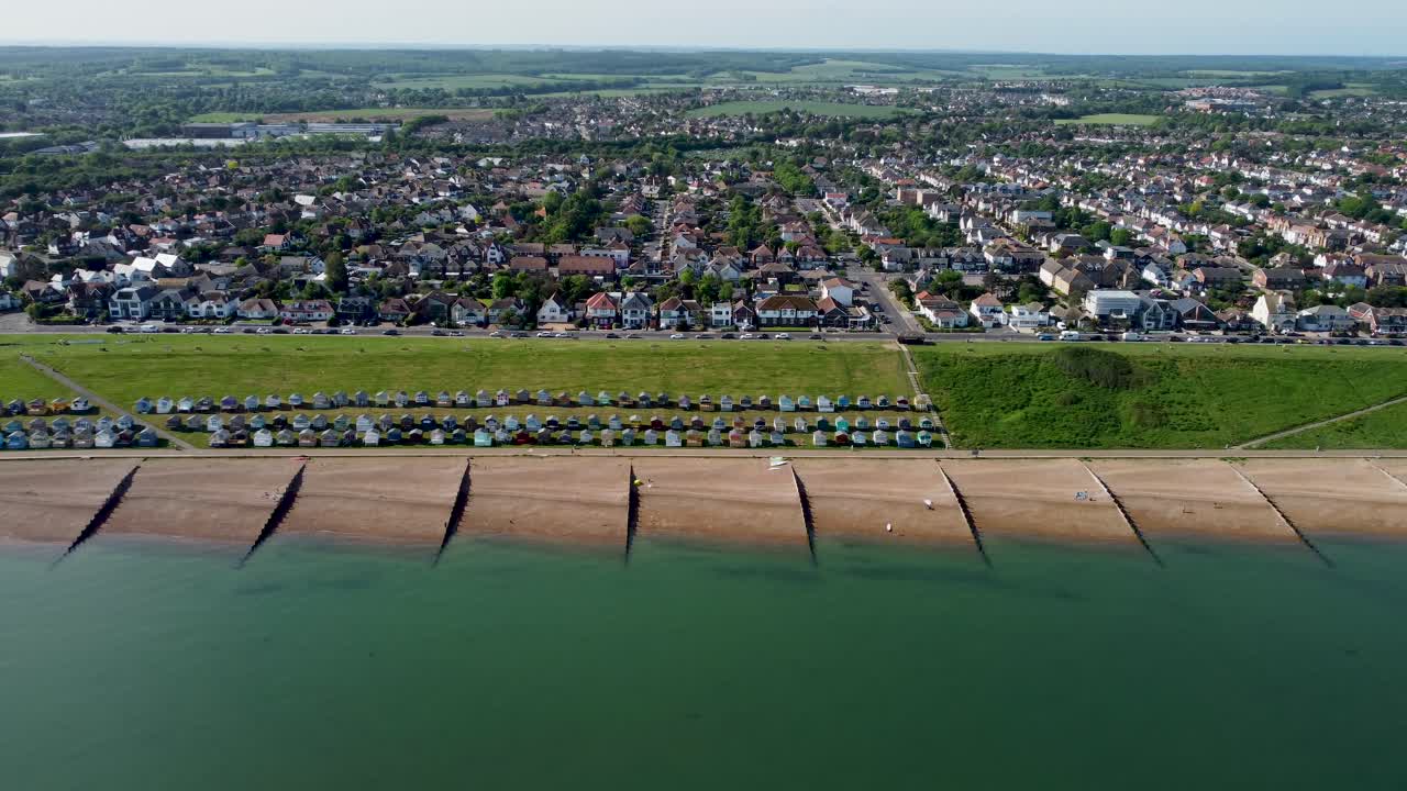 un paso elevado aéreo a la izquierda de la plataforma rodante de la playa de tankerton, con una vista de la ciudad y las casas de playa en el fondo