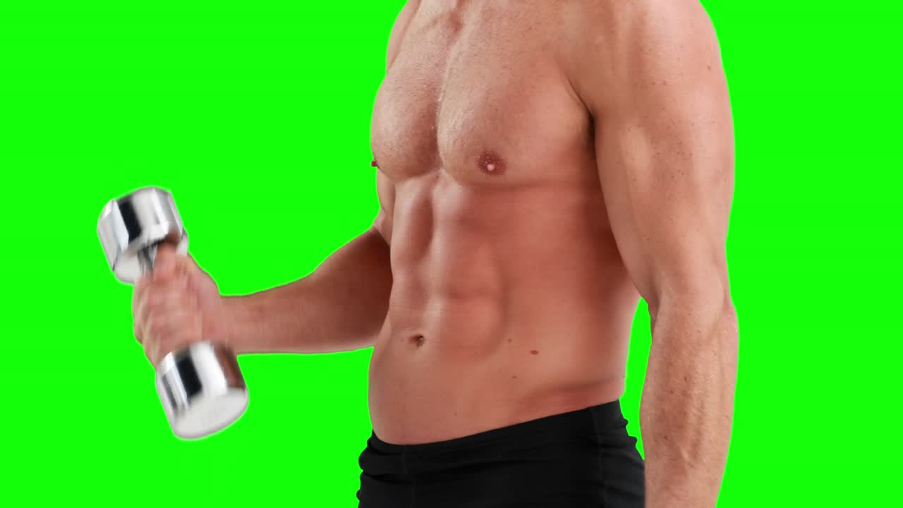 sección media de un hombre muscular levantando pesas