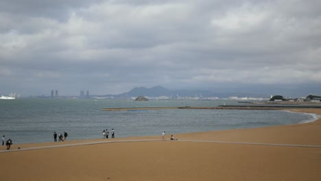 Strand-Meer-Sand-Himmel-Mit-Ozeanwelle-Schlagen-Küstenufer-Und-Viele-Menschen-Entspannen-Sich