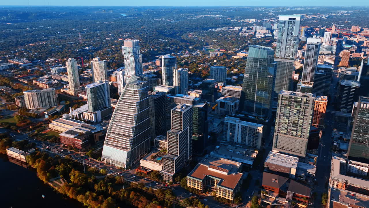 Austin, USA, 21 listopada 2025: Zapierające dech w piersiach widoki centrum Austin w Teksasie, USA. Oddalanie się od wysokich budynków w śródmieściu z ożywionym ruchem wzdłuż rzeki Colorado.
